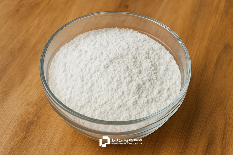 تصویر سولفات پتاسیم پودری داخل ظرف شیشه‌ای آزمایشگاهی